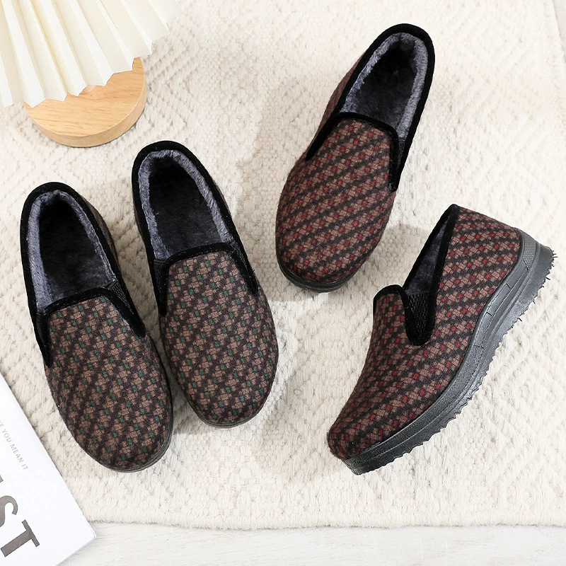 Зимние старые пекинские тканевые туфли для женщин, хлопчатобумажные туфли для людей среднего и пожилого возраста, нескользящая мягкая подошва, утолщенная и теплая бабушка на флисовой подкладке.