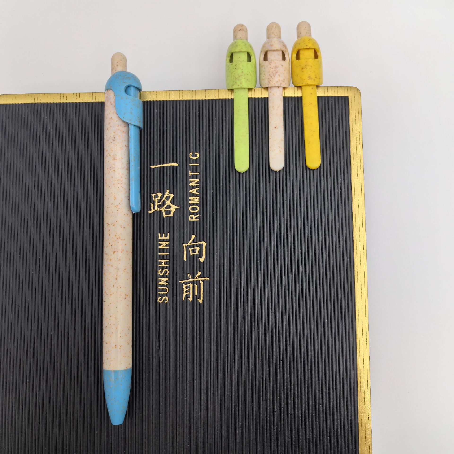 Nuevo material de paja Caballero pluma publicitaria Caballero máscara de modelado bolígrafo de palma verde pluma de trigo al por mayor