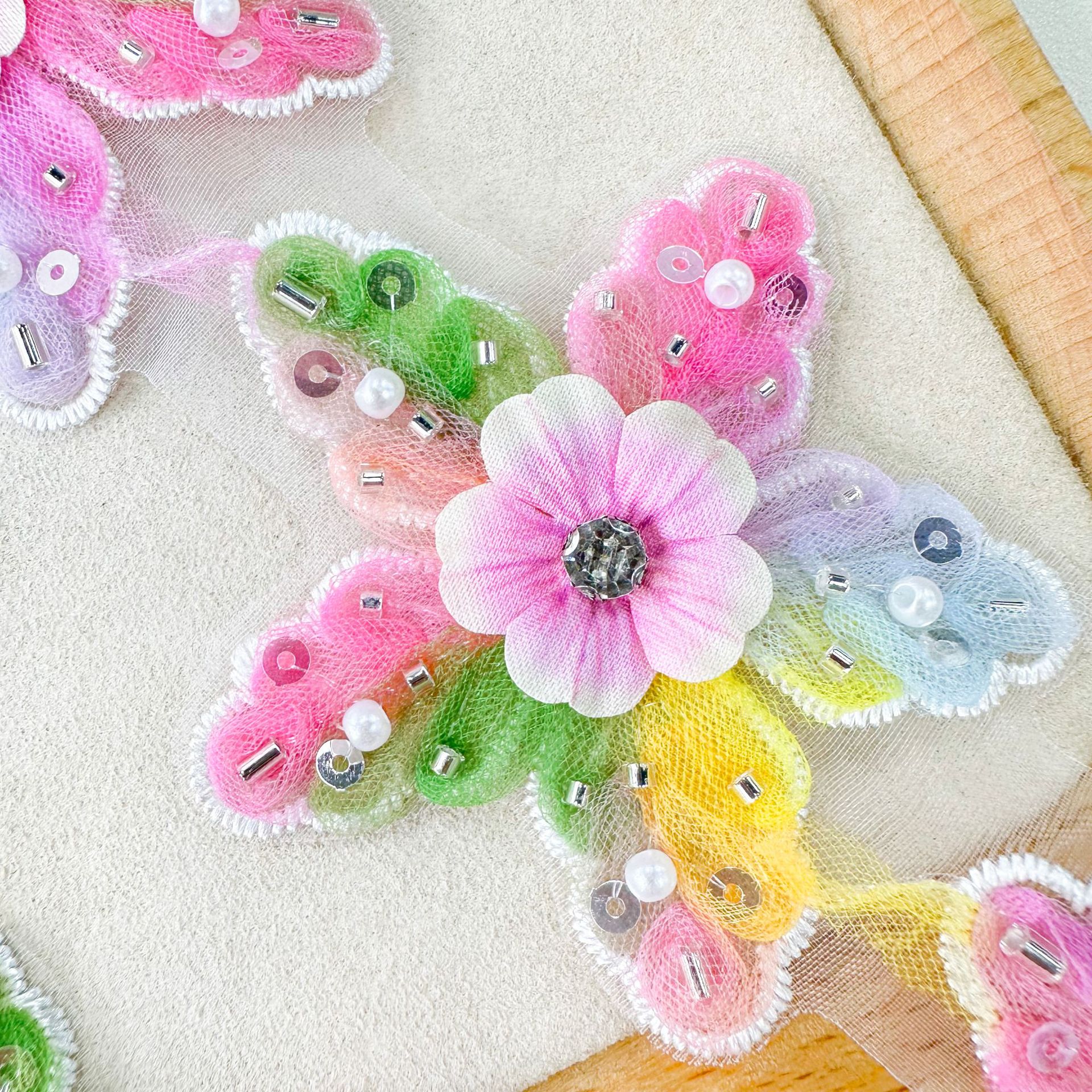 bordado flores de dibujos animados pétalos de color ropa de encaje ropa infantil zapatos para niños toques de pelo accesorios de decoración al por mayor