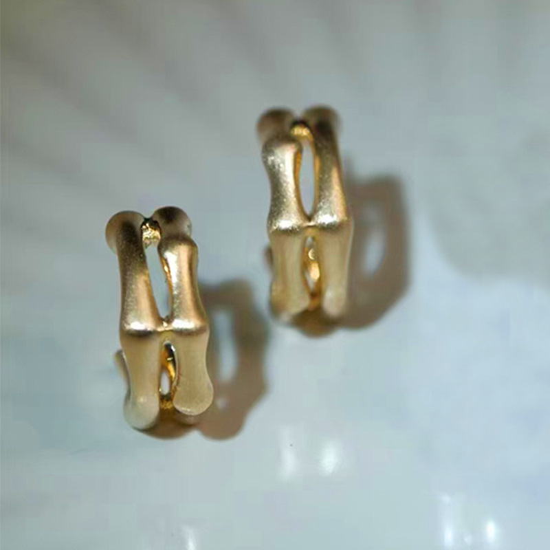 Anillo de metal francés aretes de anillo simple aretes de aretes nuevos estilos de estilo estilo estilo estilo de diseño de nicho temperamento único aretes de mujer cara pequeña