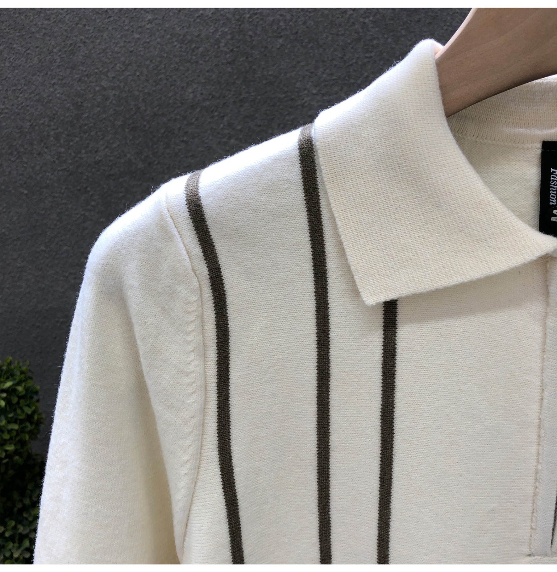 Maglione polo uomo slim fit con zip e design a righe_voghion.com