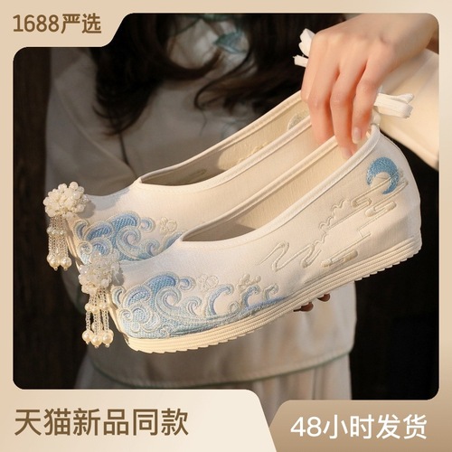 Blue sea within the new increased hanfu female costume collocation shoes become warped head national wind pearl Ming antique embroidered shoes