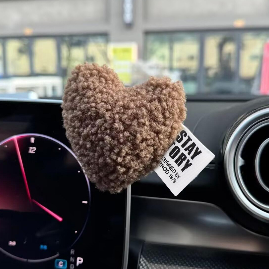 Coches de peluche adornos amorosos en forma de corazón lindo consola central adornos de automóviles para niñas decoración interior de automóviles simple