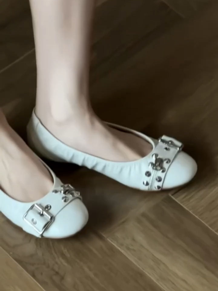 Giày búp bê nữ da cừu mũi tròn đính khóa cài, đế bằng gót thấp 1 cm — Màu be, màu đen chi tiết 5