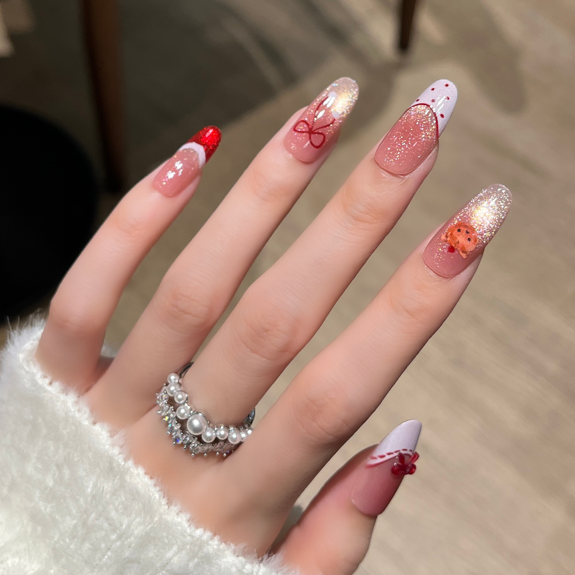 Usar uñas falsas, Año Nuevo, usar uñas, arco rojo, lindo, ojos de gato, usar uñas largas.