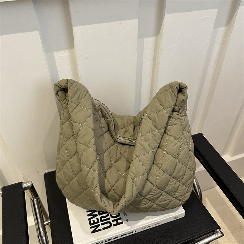 Bolsa coreana bordada a rejilla 2024, nueva bolsa de hombro casual de gran capacidad, bolsa de hombro de algodón simple, literatura y arte.