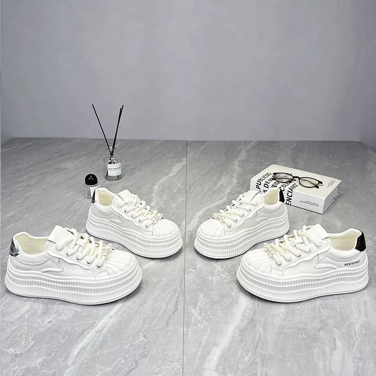 Бисквитные кроссовки на каблуке 5 см, легкие и дышащие белые туфли 2025 для женщин, новые весенне-осенние спортивные и повседневные туфли на толстой подошве.
