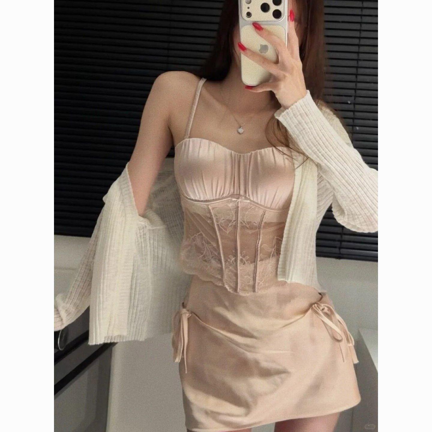 Purely sensual and sexy satin lace bra with a large U-shaped butterfly back, no underwire, thin cups, lift and gather effect, anti-sagging, perfect for layering