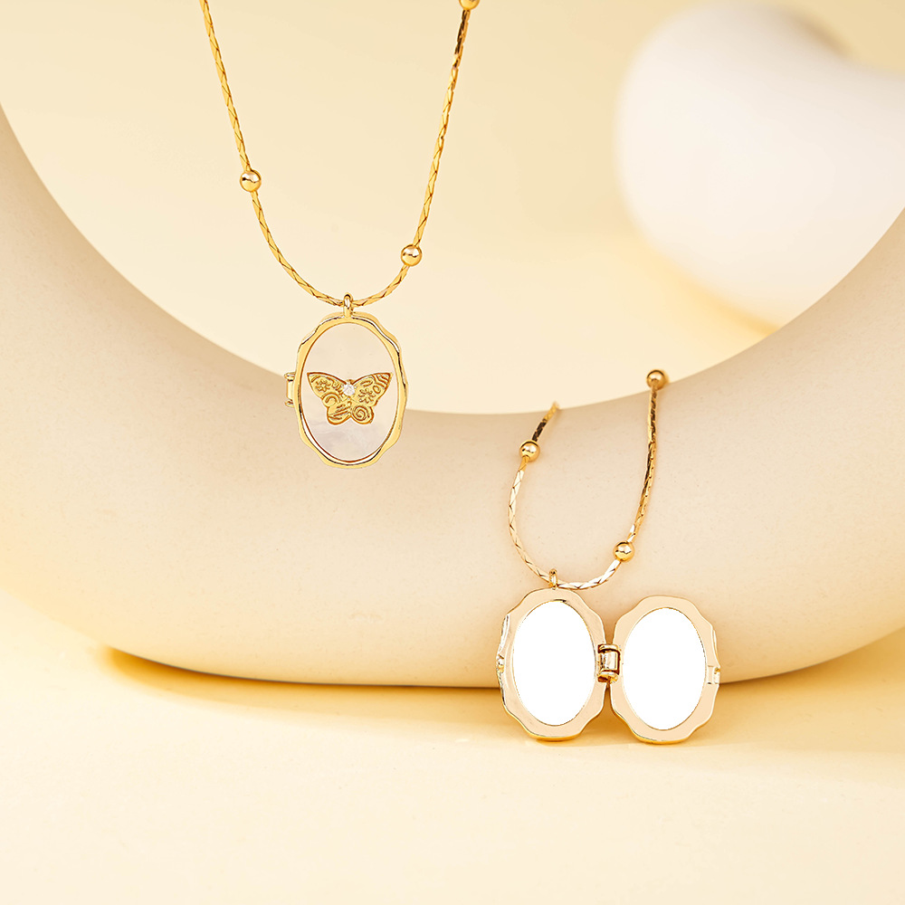 작은 나비 목걸이 사진 없음