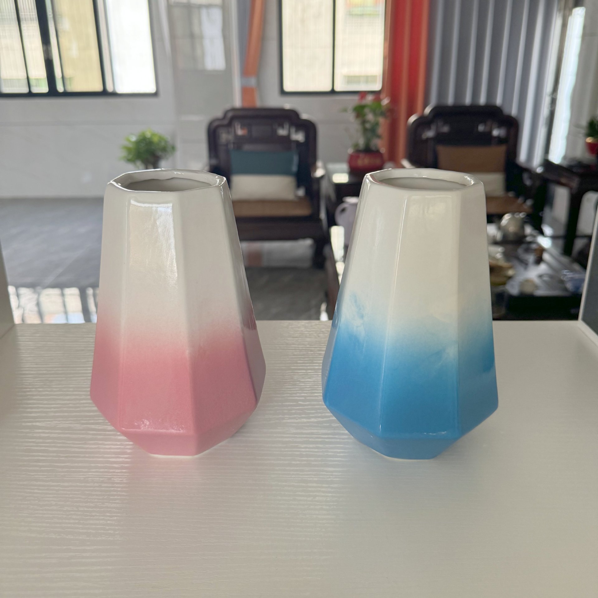 북유럽 스타일 세라믹 꽃병 세라믹 스프레이 페인팅 새로운 장식 거실 식탁 발코니 사무실 홈 장식품