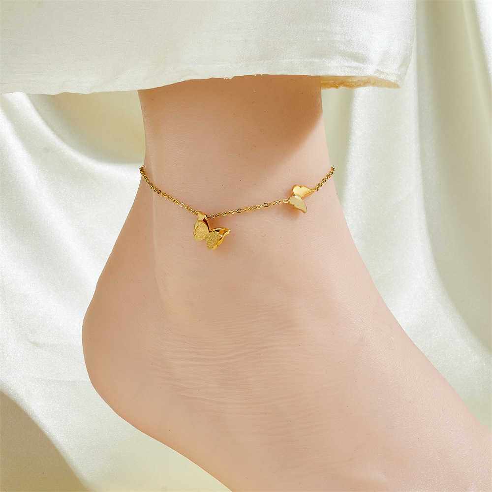 Cientos de tobilleras, tobilleras de lujo simples y ligeras, sentido femenino, accesorios de celebridades de Internet, temperamento de moda dorado de 18 quilates, cadena de pie de acero de titanio sexy