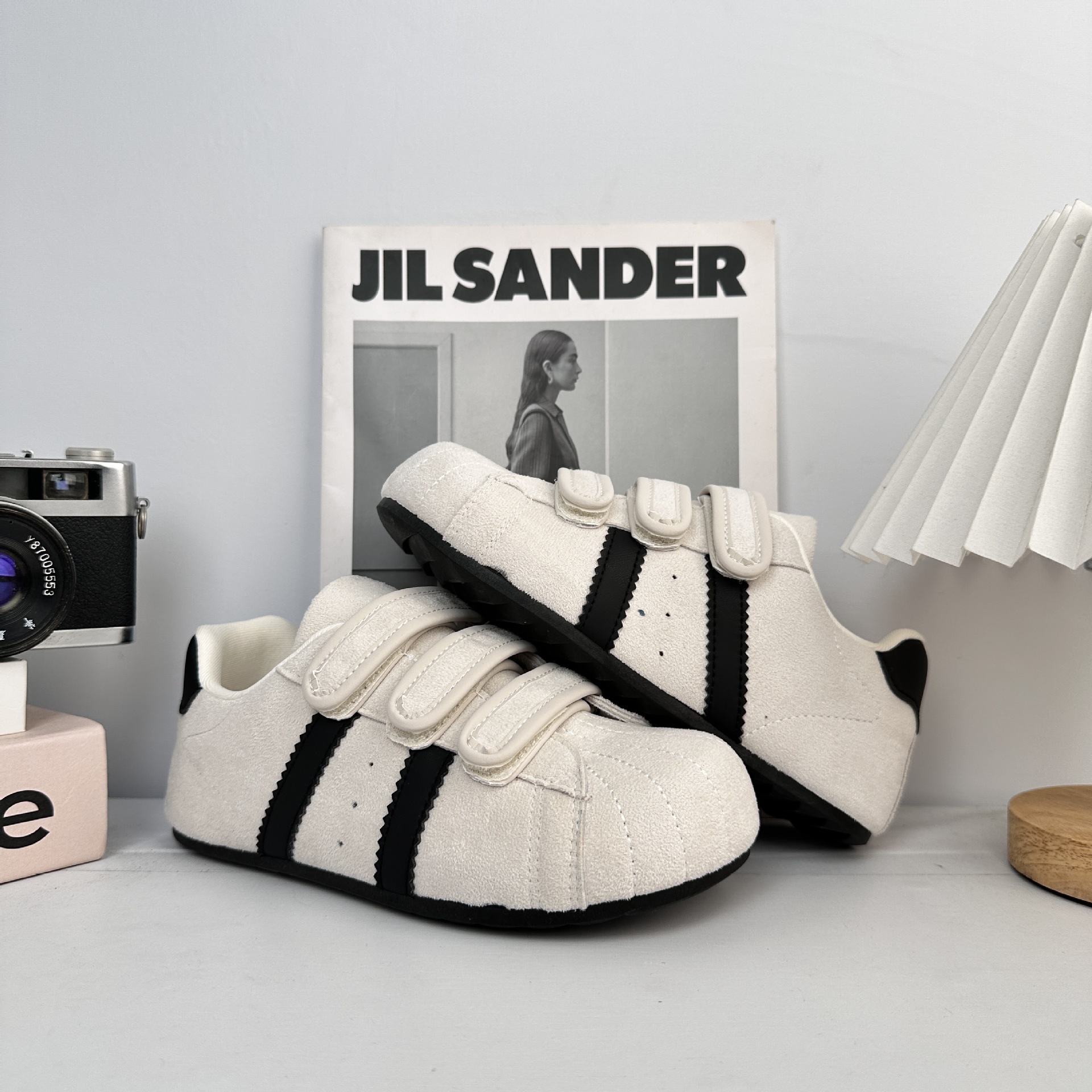 Zapatos de entrenamiento para mujeres 2025 nuevos velcro coreanos aumentan la altura de los zapatos deportivos casuales.