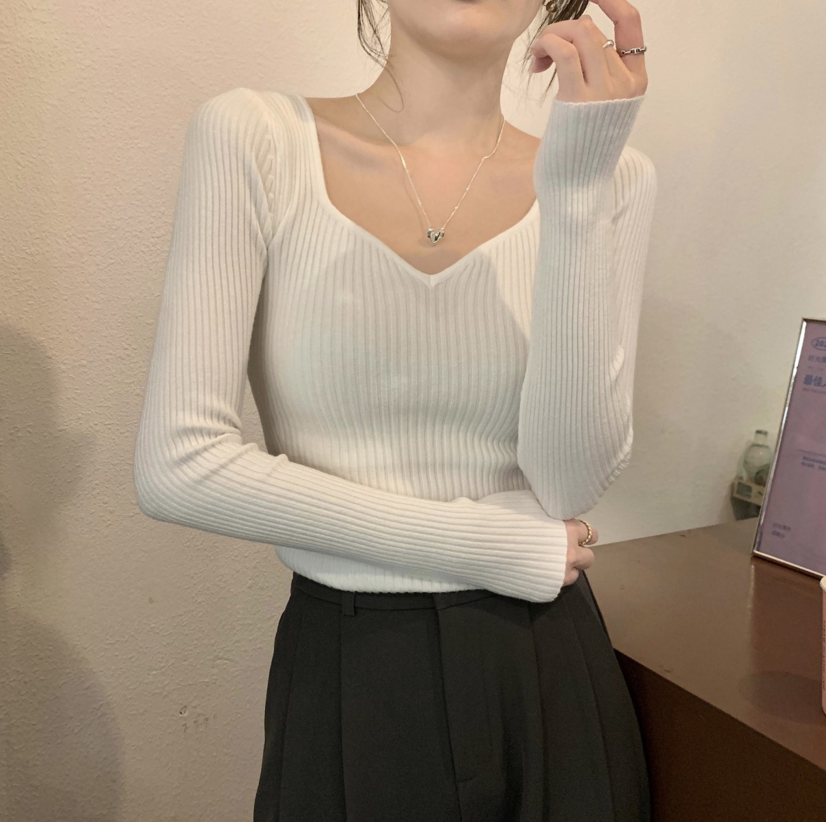 国境を越えた卸売り韓系秋冬洋気vネック修身長袖tシャツの中に気質女装上着がついている