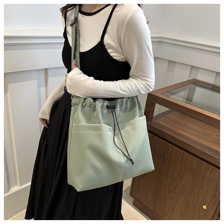 The popular autumn and winter bags for women in 2024: large-capacity crossbody bag, Tote commuter bag, single-shoulder bag, soft undefined