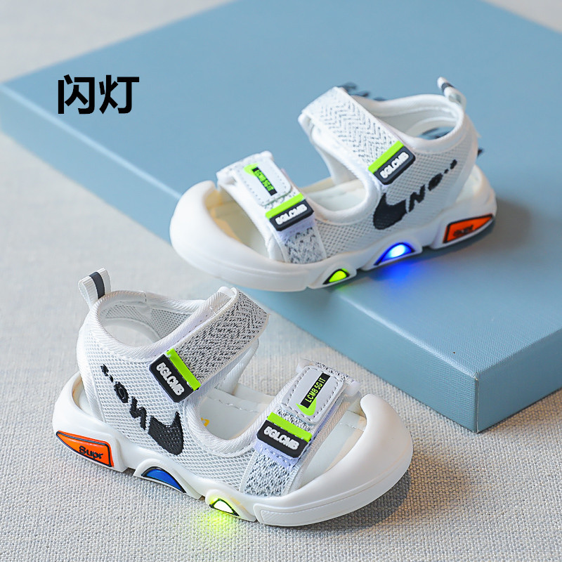 2022 verano nuevas sandalias de playa de fondo suave para niños luz intermitente anti-kick zapatos para niños entrega de una sola pieza