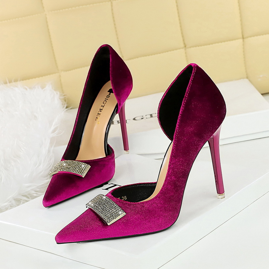 Décolleté a punta con tacco a spillo e strass laterali_voghion.com
