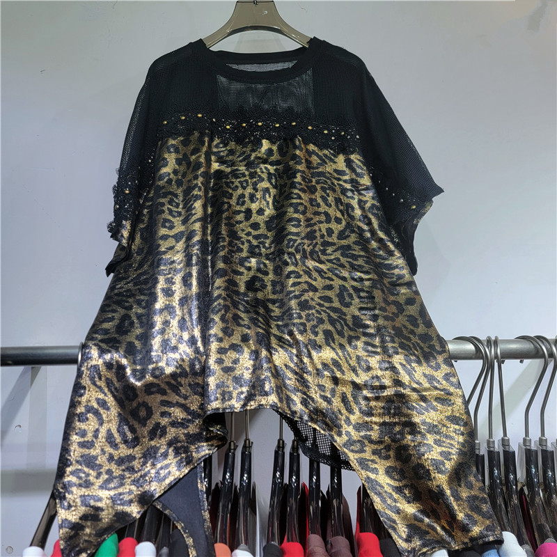 Diseño de nicho de estilo europeo y americano, tela de mosaico de impresión de leopardo, camiseta de mujer suelta, camiseta irregular de estilo largo