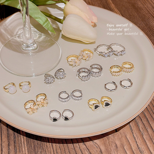 Korean new lightweight luxury niche simple hoop ear clips for women, Instagram trendy versatile stylish zirconia heart earrings