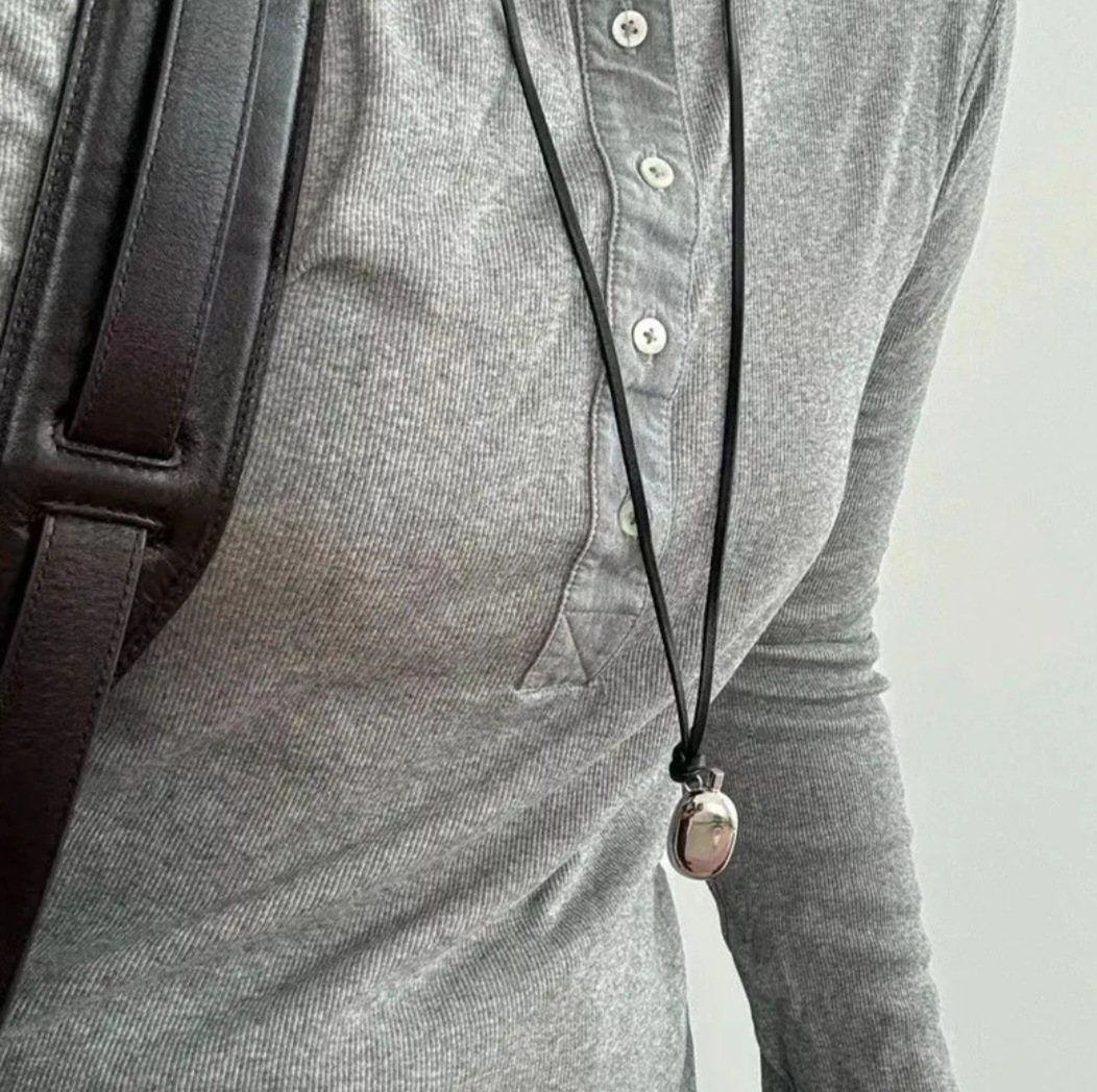 Svart läderhalsband med modernt hänge för män_voghion.com