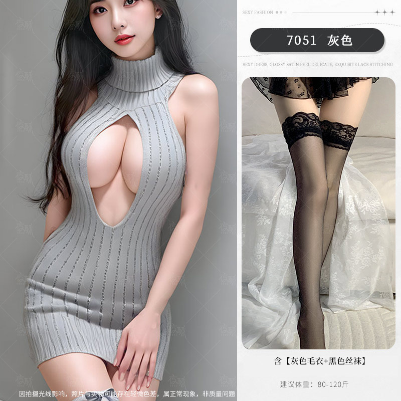 회색 스웨터 + 검정 스타킹