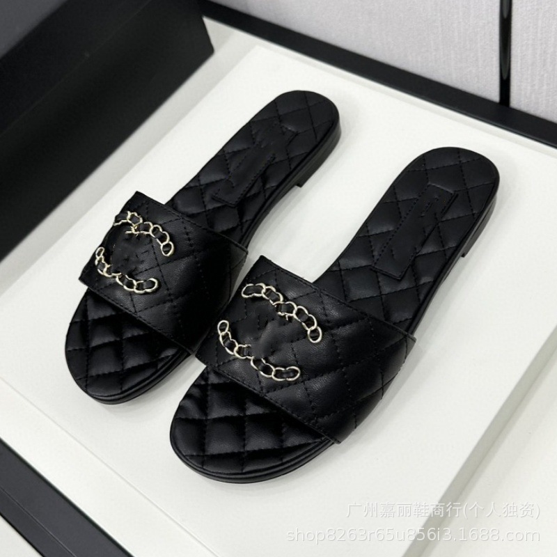 Zapatillas de viento de fragancia pequeña para mujer, primavera y verano 2025 nuevo estilo de cadena negra moda rombo fondo suave zapatillas planas de una palabra