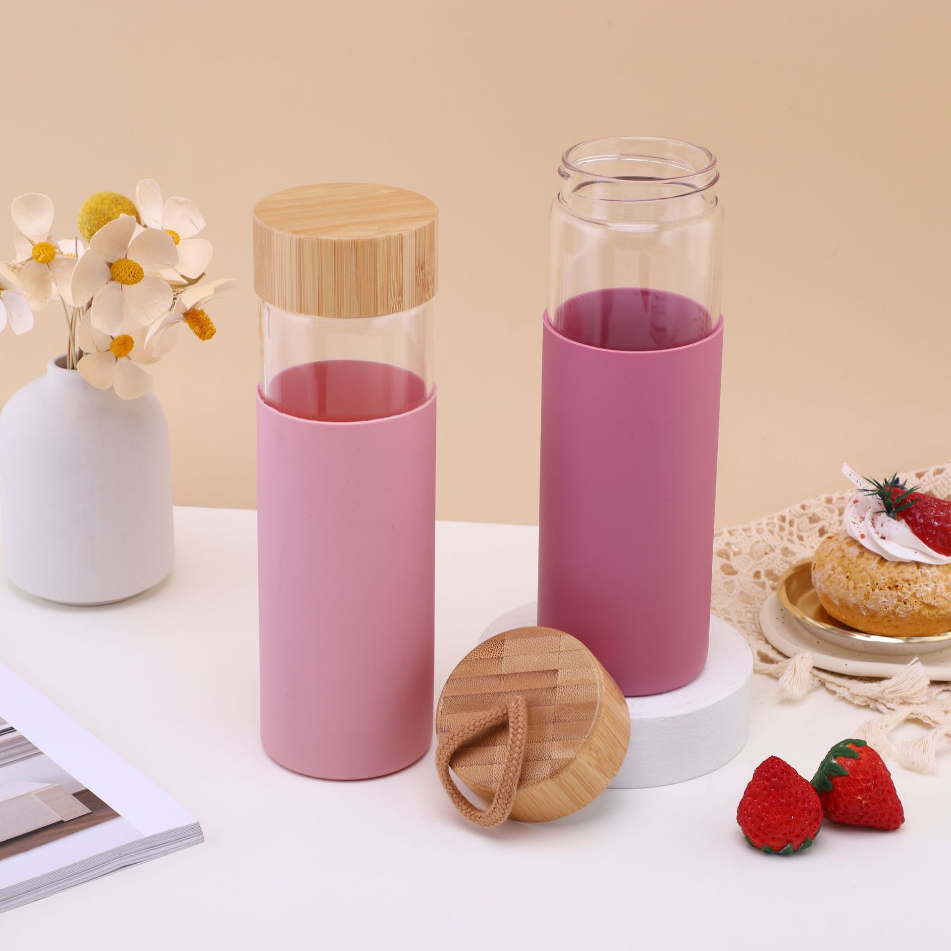 Nuevo tipo de taza de vidrio de cubierta de bambú con cubierta de silicona portátil al aire libre separación de taza de té portátil regalos al por mayor