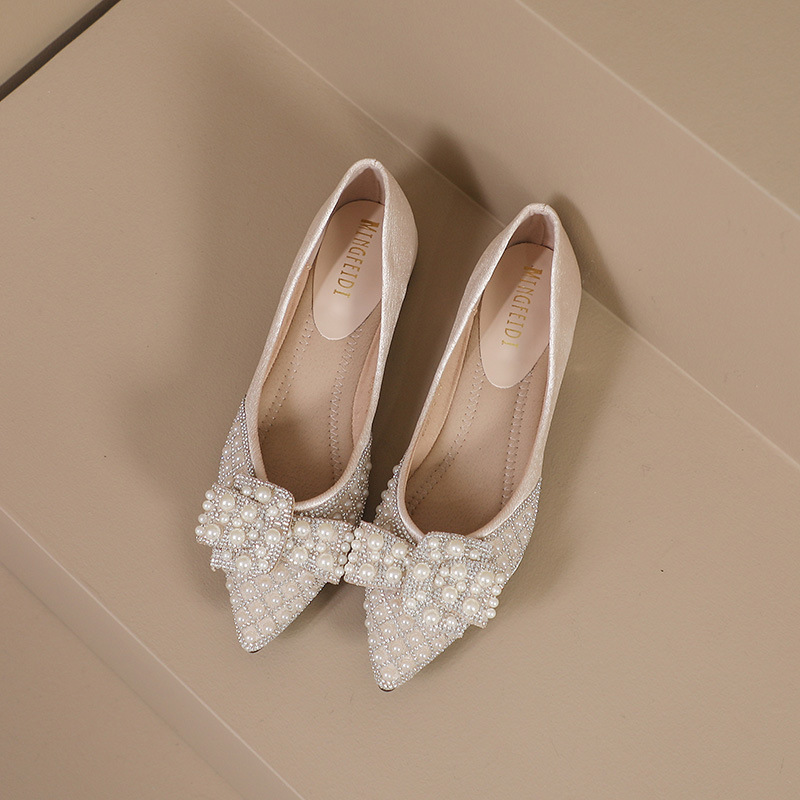 Red red punta zapatos de mujer 2024 nueva primavera y verano estilo francés poco profundo diamante de agua con suela suave tacones gruesos zapatos de mujer