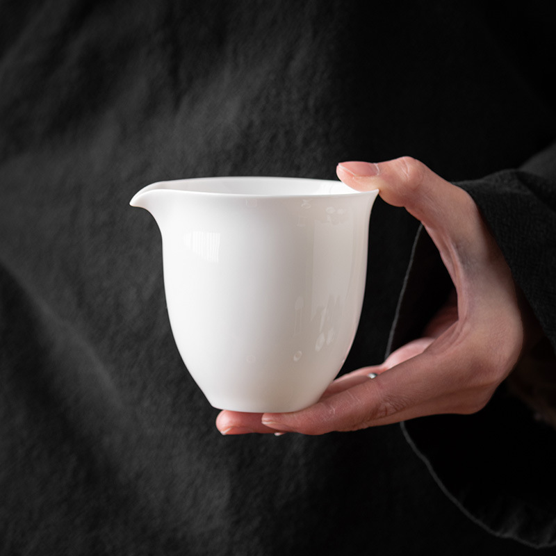 Sheep fat jade white porcelain fair tea cup solid wood side handle tea sea ceramic tea dispenser fair cup tea pouring device wholesale with logo