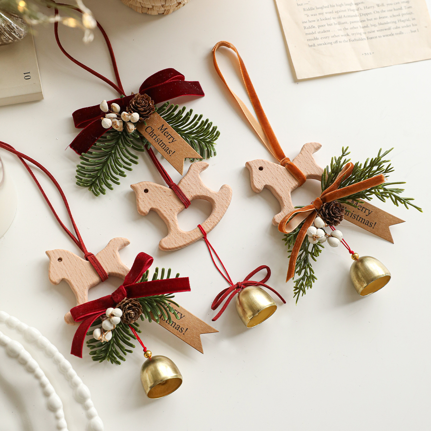 Nuevo caballo de Troya colgante campana arco de madera hojas de pino decoración de árbol de Navidad puerta colgante pared remolque colgante diseño de escena
