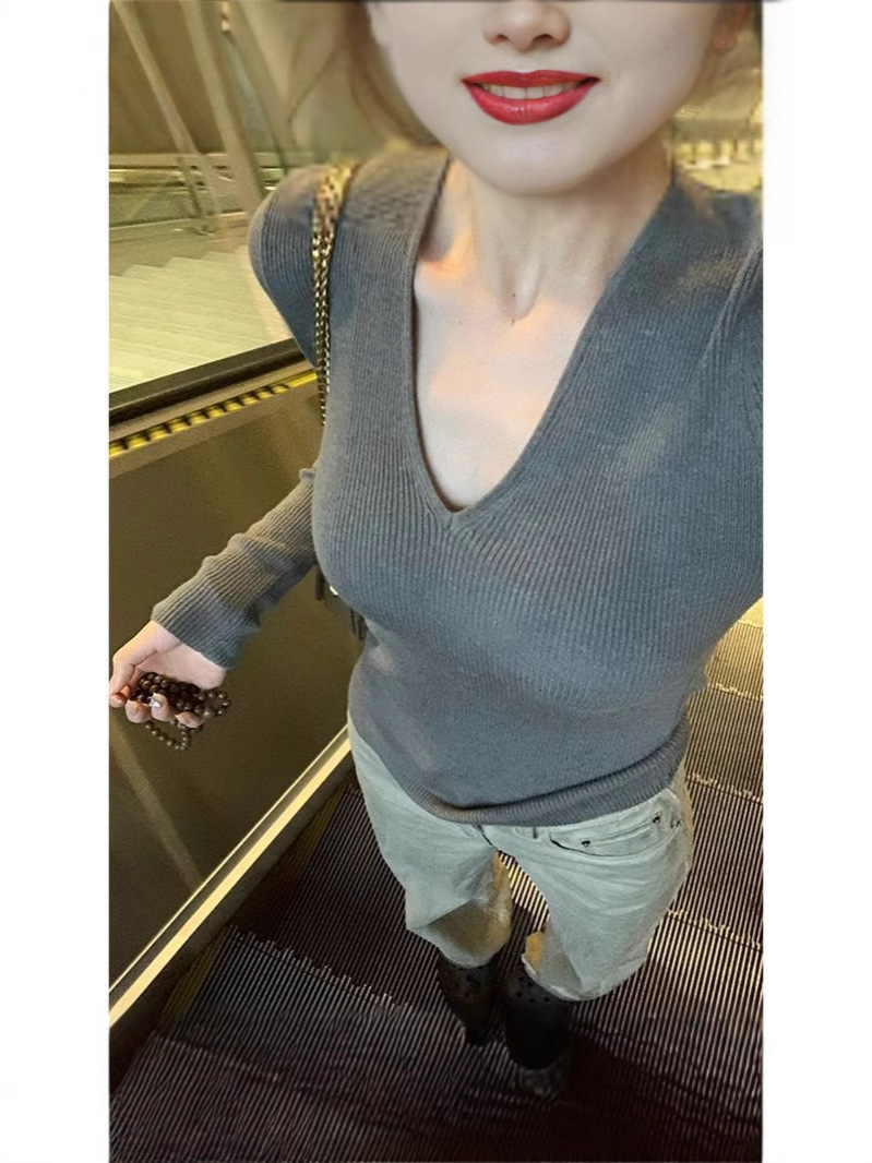 優しい風の純色のvネックのニットの女性の2024秋冬の新型の修身はやせている内に長袖の底のシャツのセーターを掛けます。