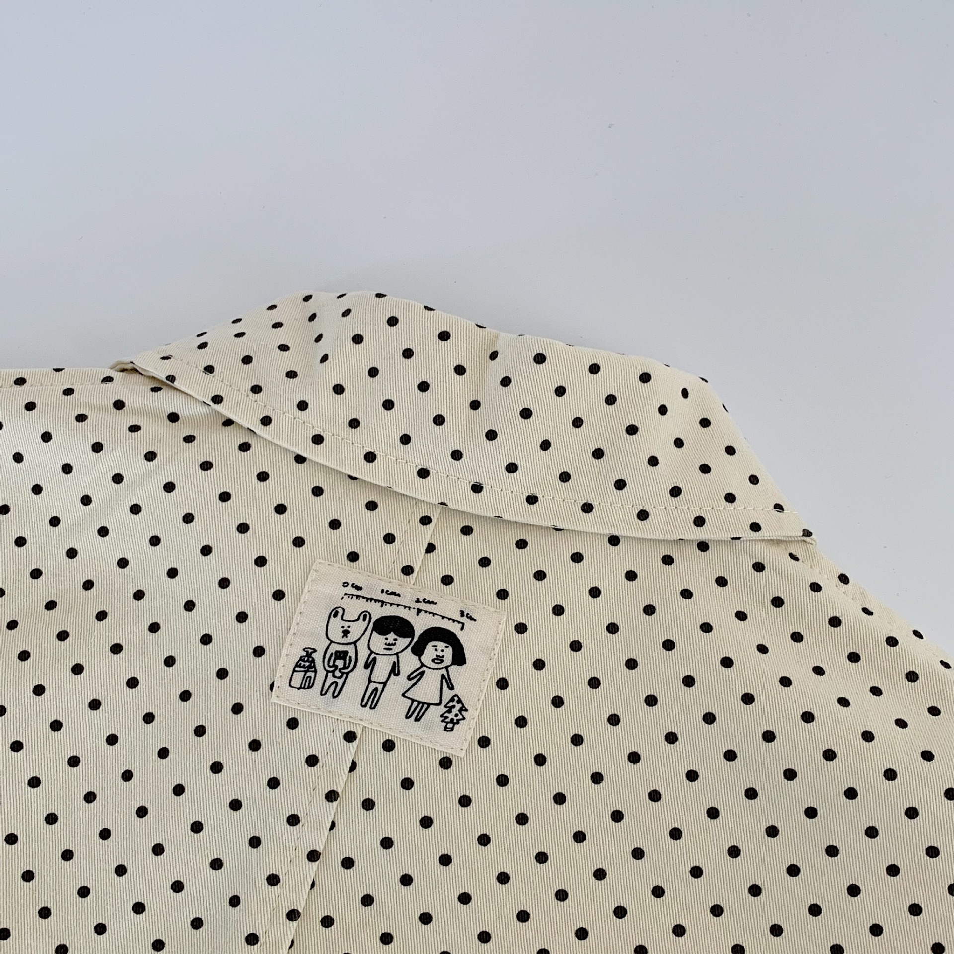 Camisa para niños Maibao 2025 primavera para niños pequeños y medianos top de solapa de lunares primavera y otoño nuevo estilo chaqueta de camisa para niños y niñas