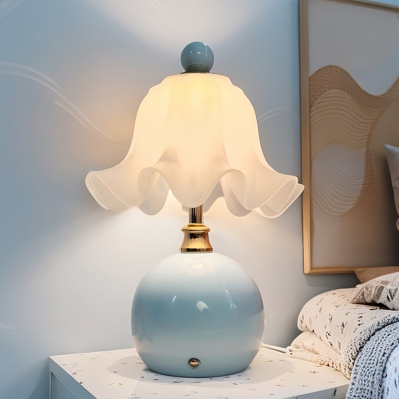 Cream-Style Creative Gift-Giving Light Luxury Table Lamp for Girls' Bedroom Bedside Table, Cute Atmosphere Princess-Style Night Light