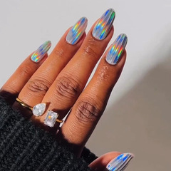Round-head almond-shaped nails with aurora-inspired rainbow hues—eye-catching, vibrant European-style nail designs featuring silver thread accents. Available wholesale as wearable nail tips.
