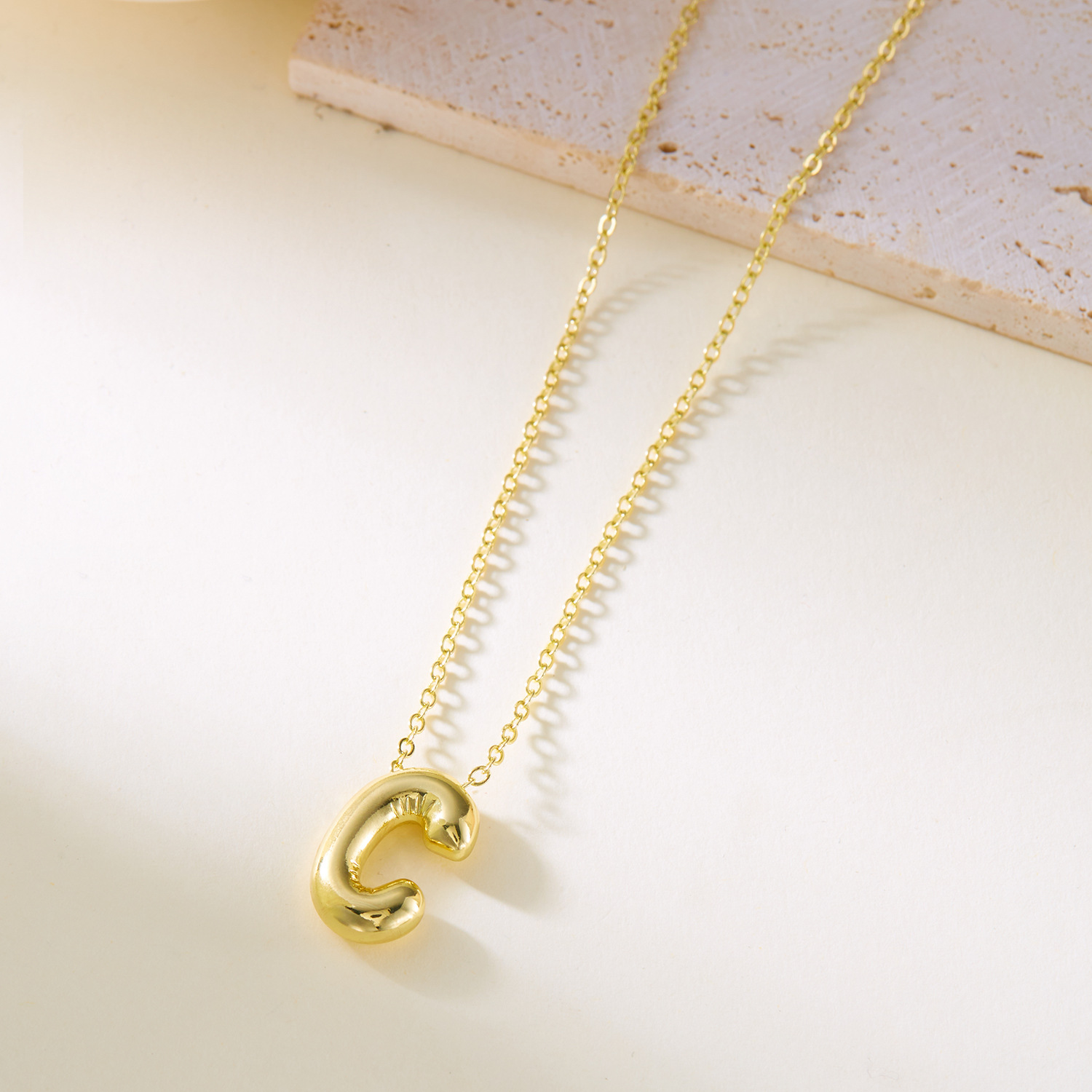 Collier avec pendentif lettre initiale style ballon original_voghion.com