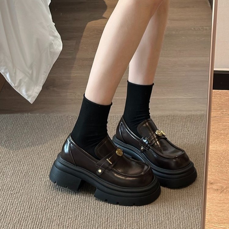 영국 스타일의 작은 가죽 신발 여성의 2025 새로운 싱글 레이어 신발 올매치 슬립 온 여성 신발 작은 높이 높이기 두꺼운 바닥 로퍼