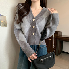 緑のvネックのニットのカーディガンの女性の秋の服の中に短いセーターのオーバーを掛けます。