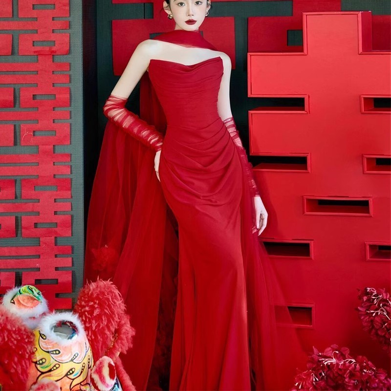 新中国式の朝はドレスを撮ります。女性の花嫁は高級感があります。|undefined