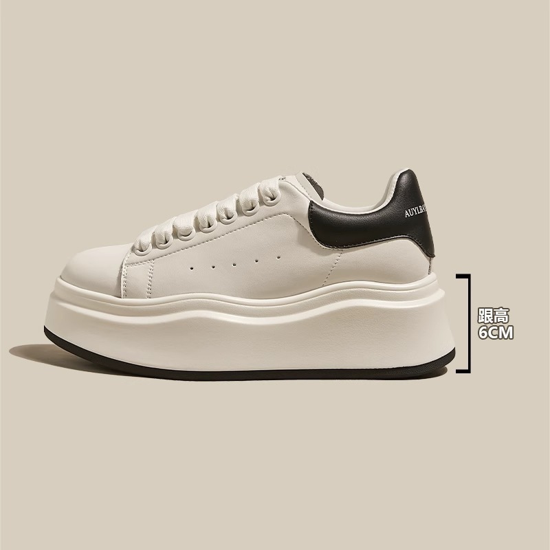 Pequeños zapatos de cuero de suela gruesa McQueen zapatos blancos para mujeres 2024 primavera y otoño nuevos zapatos de muffin zapatos de skate de altura universal