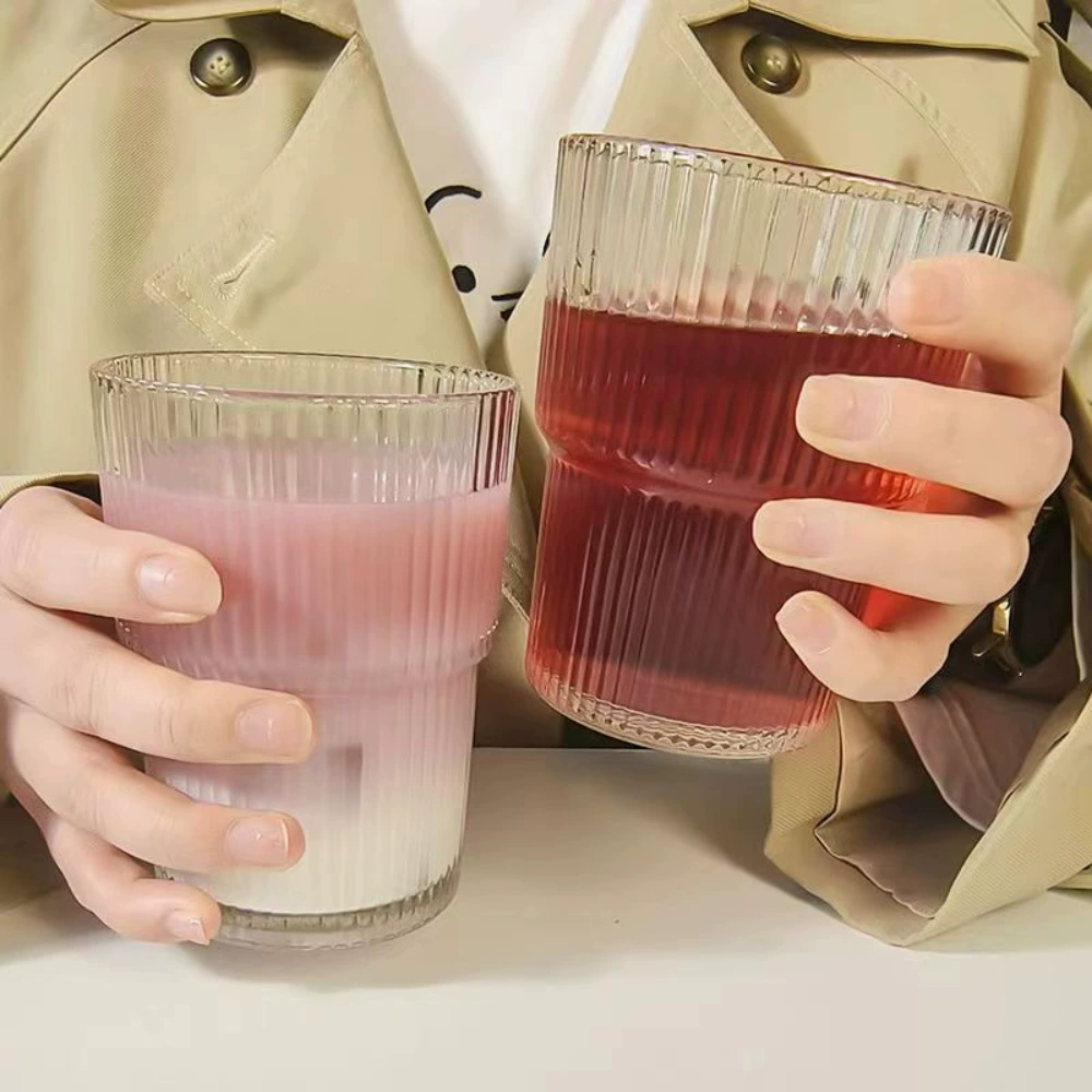 Стильный водяной стакан в полоску со straw, напитки должен быть свежими, высокий уровень прозрачности, temushein
