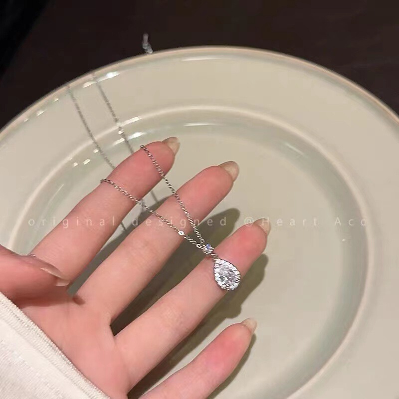 Hold you ~ exquisite water drop zircon clavicle chain light luxury niche high-end temperament necklace women's 2024 new