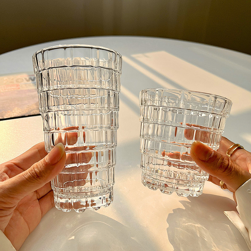 Nuevo estilo de nicho taza apiladora de estilo ins taza de agua de cristal tallado taza de agua de vidrio en relieve femenino de alto valor taza de jugo