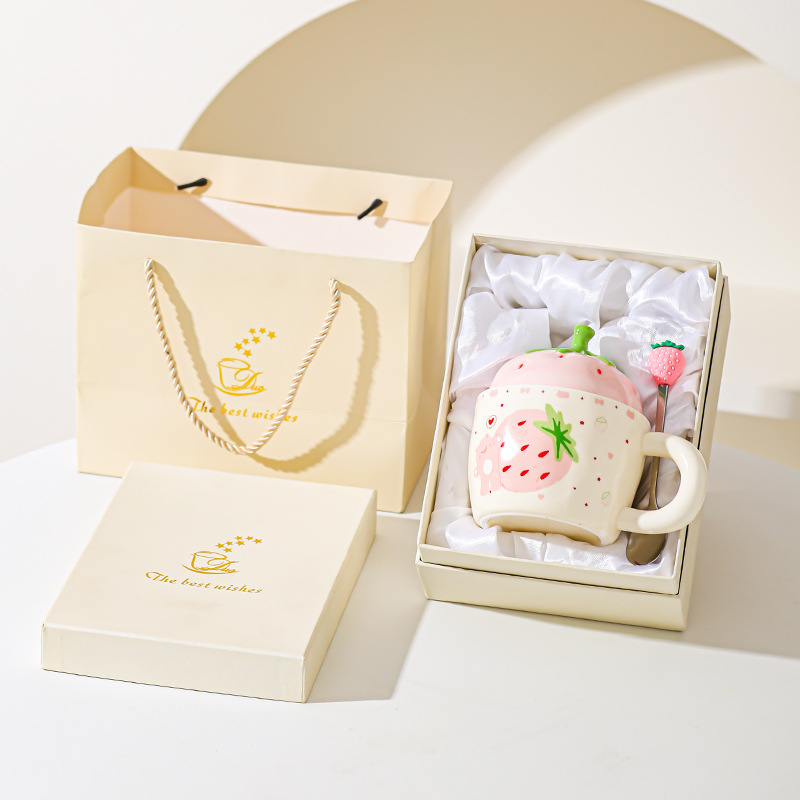 Taza de cerámica de oso de fresa con taza de regalo para chicas taza de marca doméstica de alto valor de pareja taza de desayuno de leche