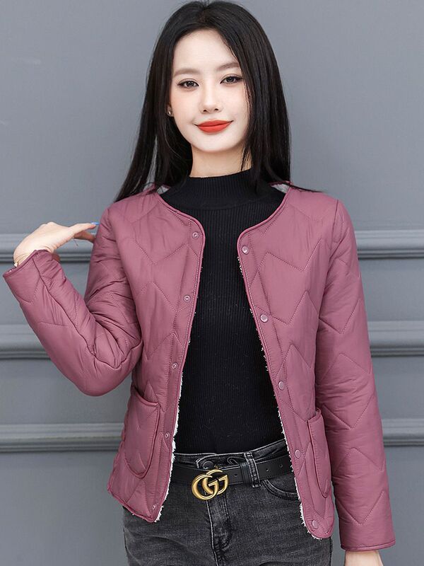 秋冬ダウン綿服の女性の内胆の短いサイズの中に保温綿服を着ています。|undefined