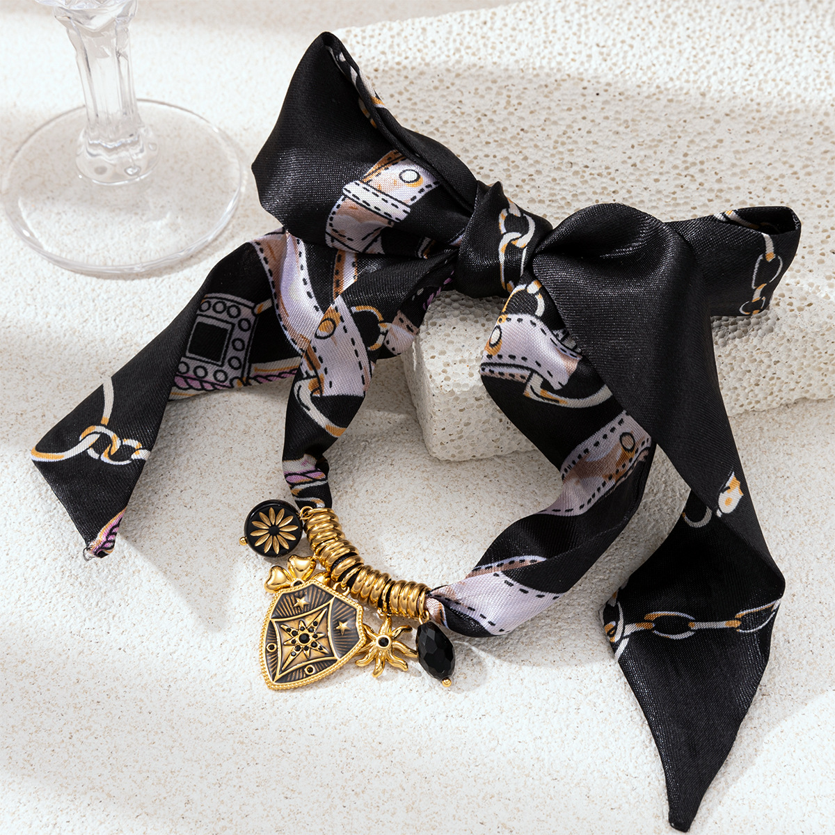 Collar de acero inoxidable de estilo europeo y americano, lujo ligero, diseño de alto nivel, collar de bufandas de flores, escudo, mujer no se desvanece