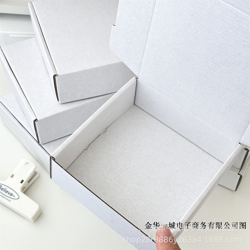 Ins白い正方形の飛行機の箱を厚くしてプレゼントを出します。|undefined