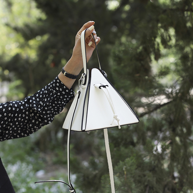 Bolso de hombro transfronterizo femenino Mori chica suave color caramelo personalidad triángulo bolso de mensajero de moda occidental