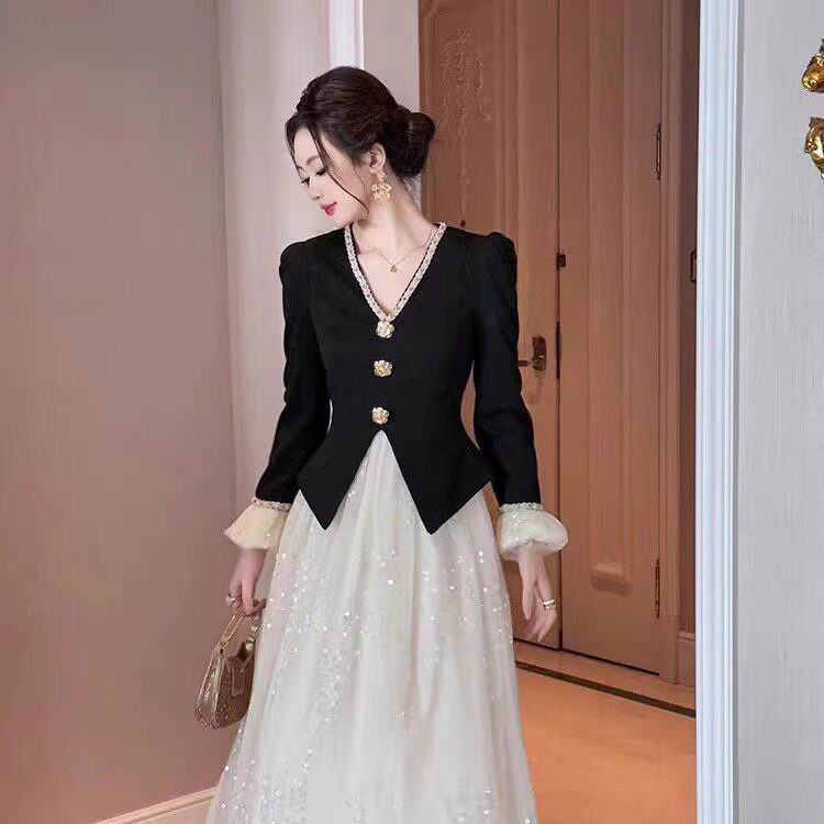 Đầm liền nữ dáng dài tay cài khuy một hàng, cổ chữ V, thắt eo cạp cao, xòe rộng — Màu đen chi tiết 2