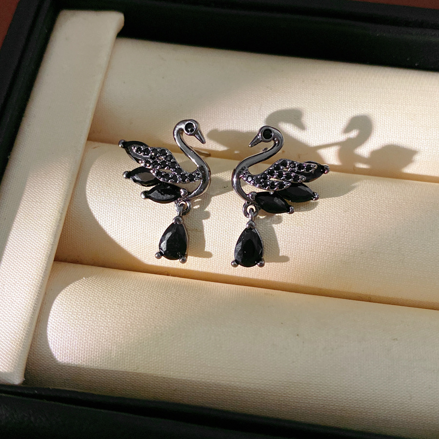 Agujas de plata de piedra de diamante de cisne gota de agua pendientes temperamento delicado personalidad pendientes ligeros de lujo alta sensación auriculares al por mayor