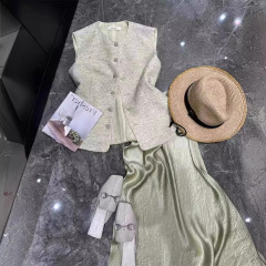 夏服は軽くて熟していて、おしゃれで洗練された雰囲気です。