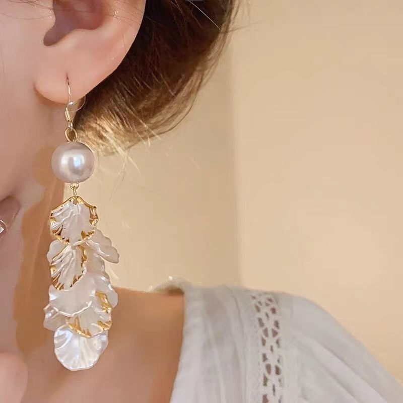Brincos de estilo francês com pérolas e borlas em formato de pétala, novidade em vendas, alta qualidade, estilo vintage, com ganchos exagerados para mulheres._voghion.com